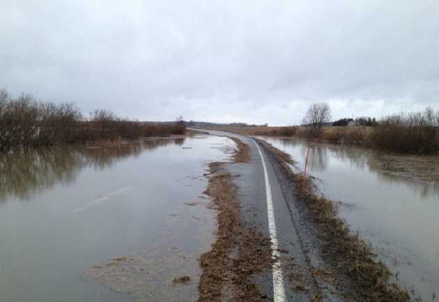 "На море приехали": на Полтавщине затопило дорогу Киев-Харьков