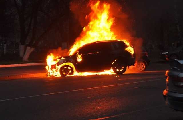 Ночь пылающих авто. В Киеве сгорели пять легковушек
