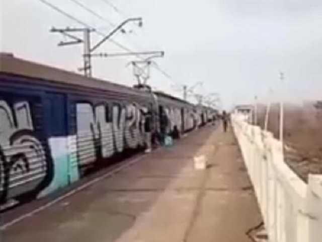 Молодчики в балаклавах заблокировали поезд