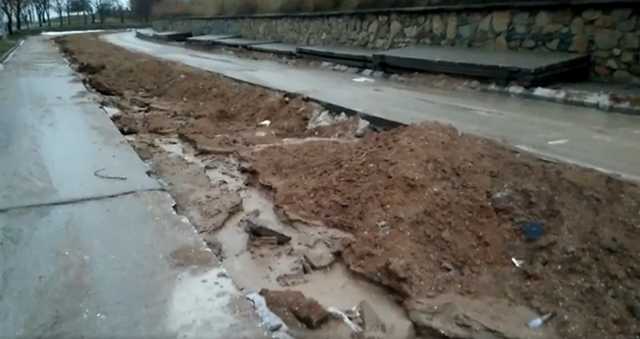 "Рассыпались в хлам": украинцы показали беспредел на дорогах