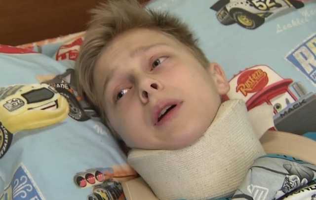 Бросили и сломали позвоночник: В столичном лицее школьники жестко избили одноклассника