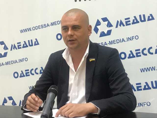 Депутат-миллионер Виктор Новак три года не может найти работу