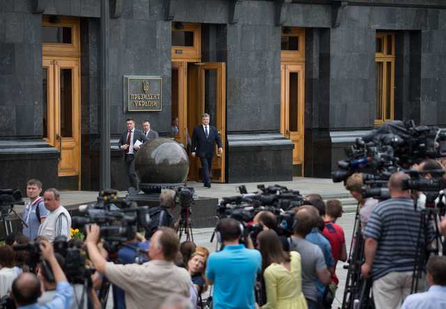 Стремительно теряющий рейтинг Порошенко готов на резкий шаг ради сохранения власти — эксперт