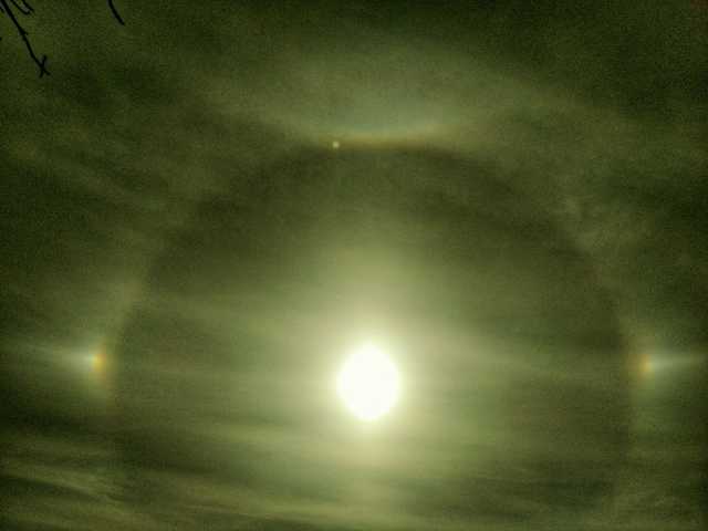 Знамение: В небе над Харьковом заметили редкое оптическое явление