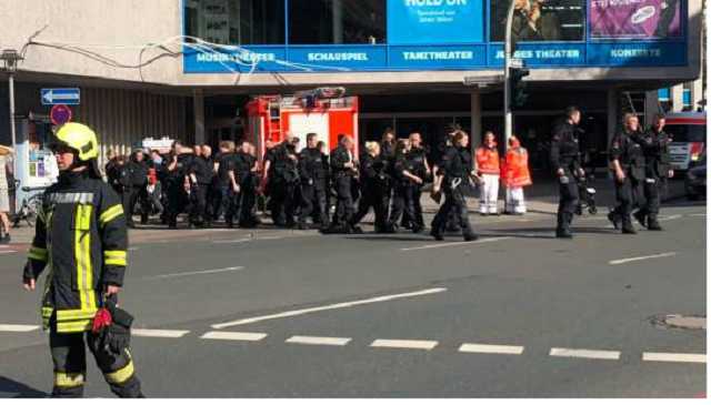 В Германии автомобиль въехал в толпу людей: есть погибшие