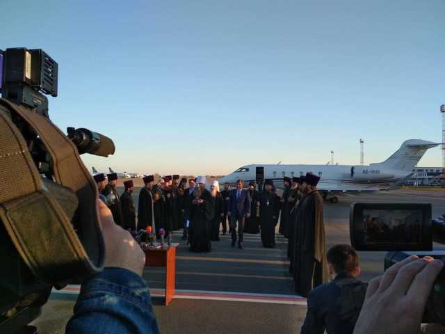 В Украину доставили благодатный огонь