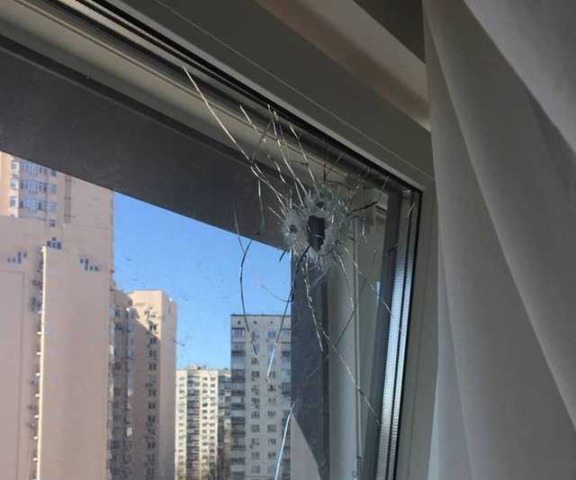 У Києві п’яні молодики стріляли з пістолета по вікнам