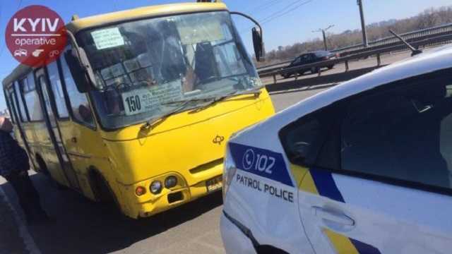 В Киеве автобус, у которого отказали тормоза, врезался в полицейское авто