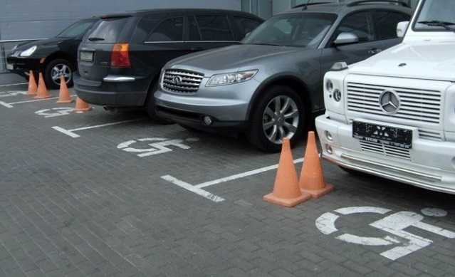 Парковочный террор: кто и как будет наказывать водителей за небрежно оставленный автомобиль