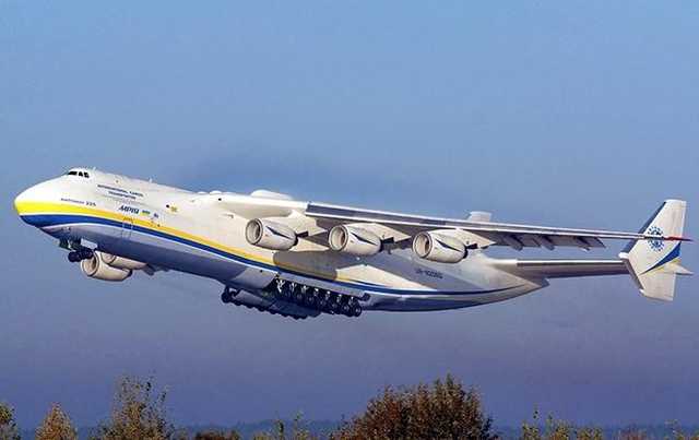 Из кабины пилота: в сети показали посадку легендарной украинской "Мрии"