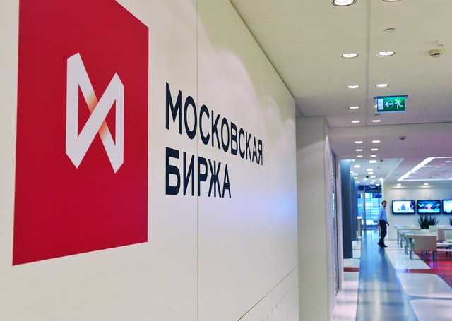 Санкции в действии: В России обвалился фондовый рынок вместе в рублем