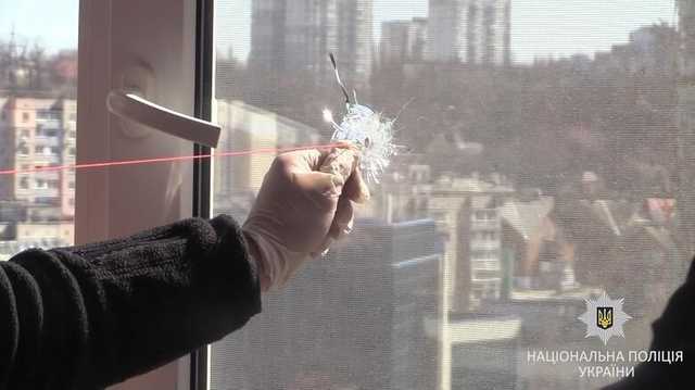 В Киеве полиция задержала мужчину, который ради развлечения стрелял по окнам домов