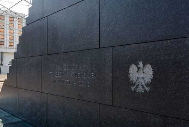 В гробах жертв Смоленской катастрофы нашли фрагменты других тел и мусор