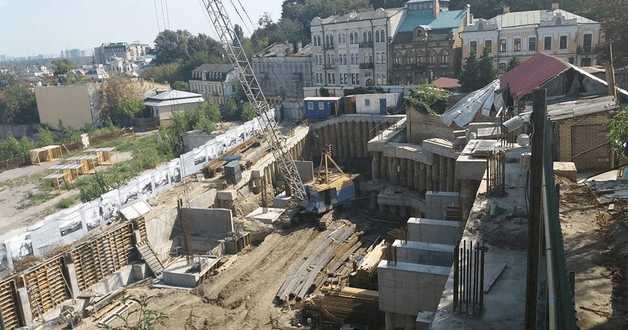 Киевские власти уговаривают нового хозяина Kyiv Post прекратить строительство отеля на Андреевском спуске