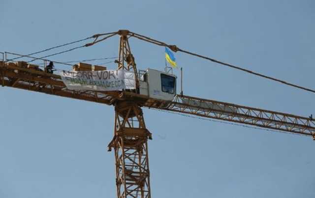 В Киеве активисты захватили строительный кран на Андреевском спуске