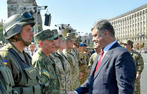 Порошенко распорядился провести военный парад на День независимости