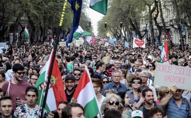 В Будапеште устроили многотысячное шествие против Орбана