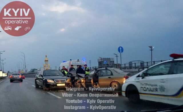 У Києві на Поштовій площі трапилася серйозна ДТП: рух частково обмежено