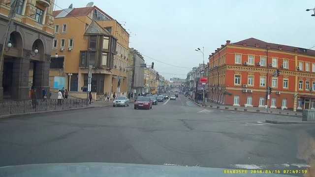 Провоцирует лобовое столкновение: автохам разъезжает по встречке и показывает неприличные жесты