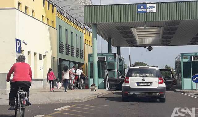 Субсидия в обмен на страховой взнос: Минсоцполитики доберется и до заробитчан