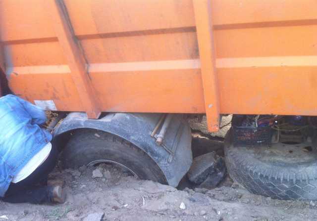 "Думаете, видели все?" В Киеве мусоровоз ушел под землю