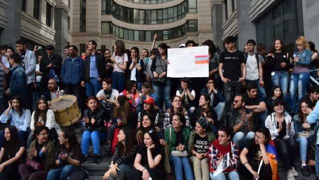 Бархатная революция: В Армении началась блокада парламента, полиция приготовила оружие