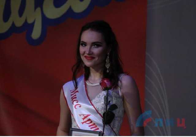 Лучшие из лучших: сеть насмешили фото конкурса красоты в оккупированном Луганске