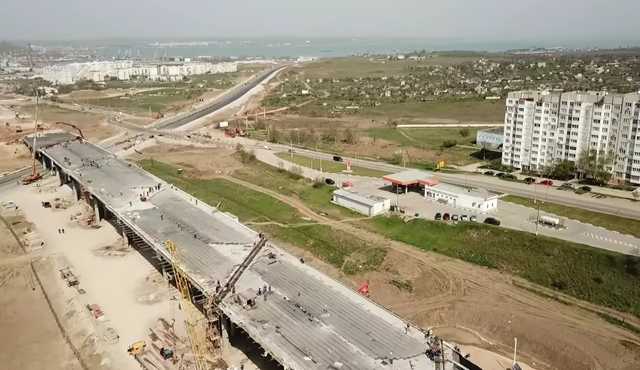 Трассу, ведущую к Крымскому мосту, показали с высоты птичьего полета