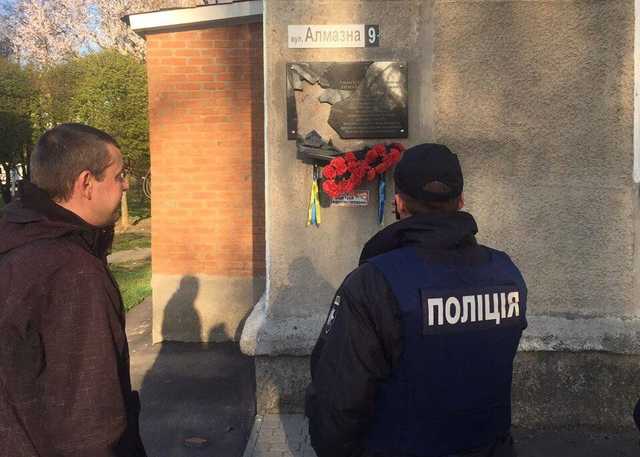 У Полтаві невідомі розбили пам’ятну дошку загиблому герою АТО