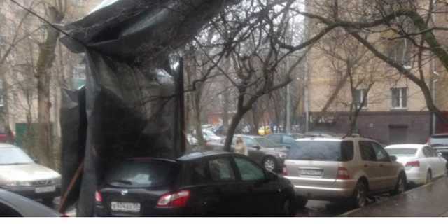 В Москве ураган убил девочку: страшные кадры первых минут после трагедии