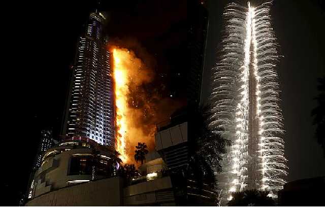 В Дубае загорелся 68-этажный небоскреб