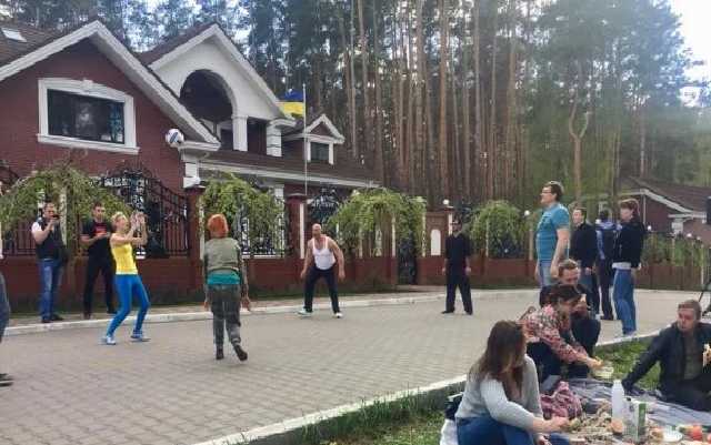 Под домом Луценко активисты устроили пикник: фото