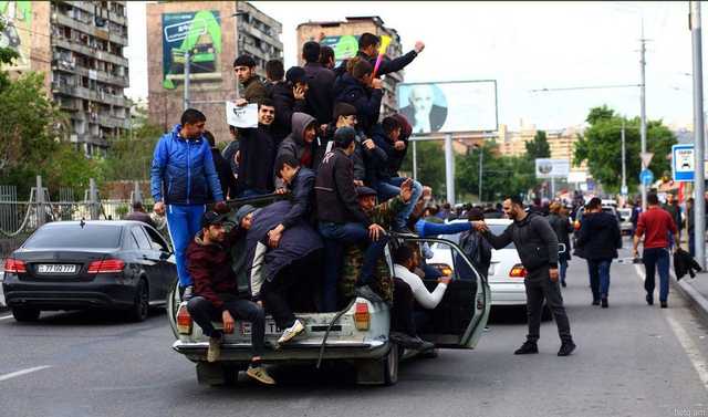 В Ереване на митинг вышли более 160 тысяч человек: впечатляющие фото
