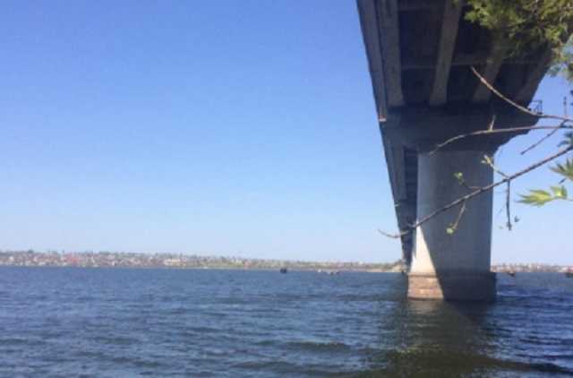 В Николаеве патрульные спасли девушку, которая прыгнула с моста