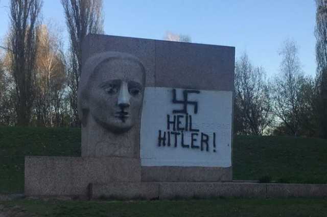 В Полтаве памятники жертвам нацизма разрисовали свастикой и надписями