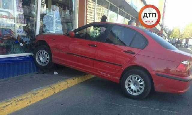 Курьезное ДТП: девушка не смогла затормозить из-за каблуков и влетела в магазин