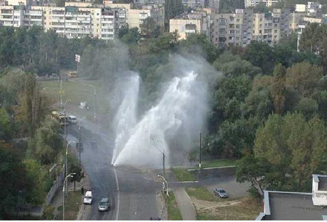 Разбрасывало асфальт, тонули авто: в Киеве прорвало трубу
