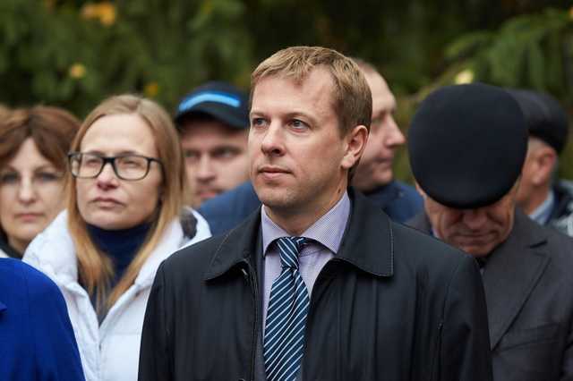 Под угрозой тюрьмы Хомутынник начал распродавать свой бизнес