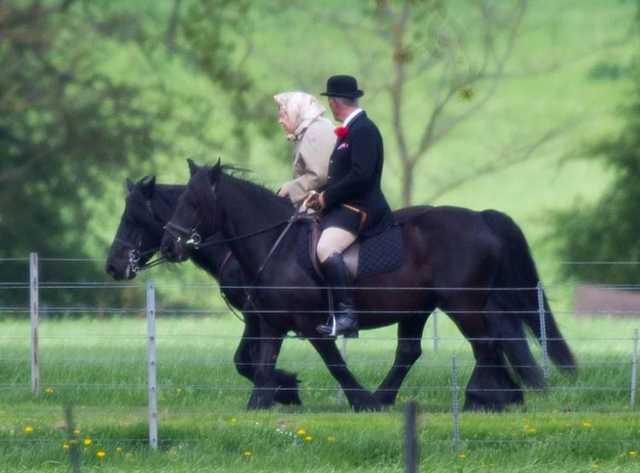 92-летняя королева Елизавета II прогулялась верхом на лошади