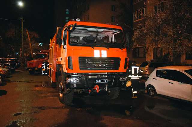 В Киеве на Борщаговке во дворе многоэтажки сгорел Chevrolet