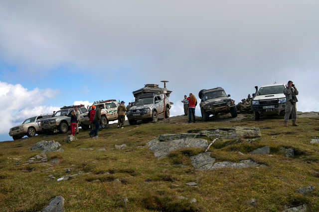 На Львівщині під час ралі позашляховик зірвався у прірву
