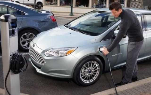 Скільки чиновників пересіло на електрокари