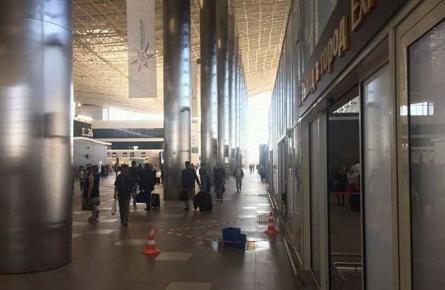 Новые российские технологии: в сети опубликовали фото протекающей крыши симферопольского аэропорта