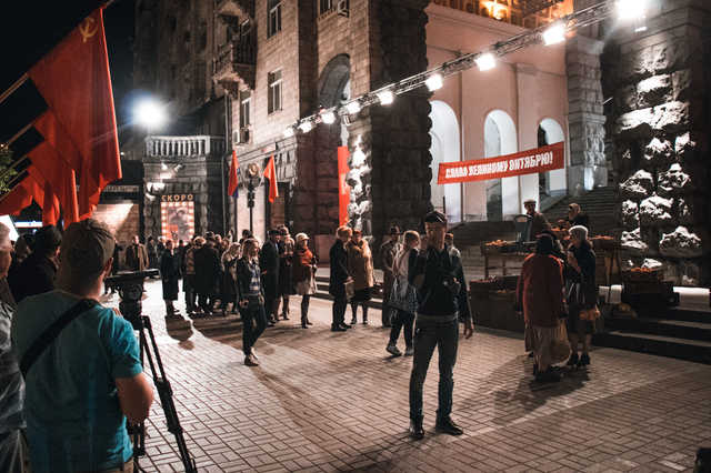 На Крещатике ночью развернули красные флаги и транспаранты "Слава Октябрю"