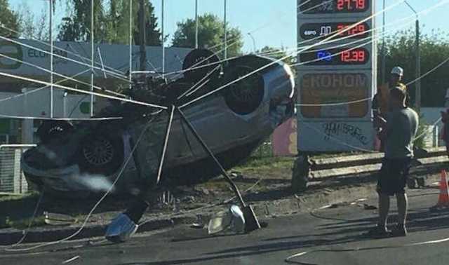Под Киевом автомобиль сорвался с моста и "лег" на линию электропередач