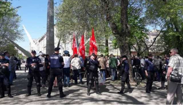 В Харькове в участников первомайской акции бросили пакет с кефиром