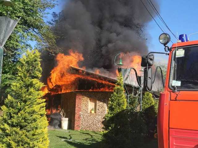 В центре одесского парка масштабный пожар, темный дым видно за километр