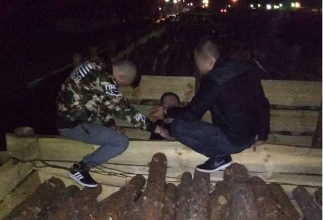 В грузовом поезде среди лесоматериалов обнаружены правонарушители