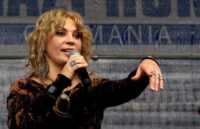 В окупованому Донецьку виступила солістка, яка внесена до бази “Миротворця”