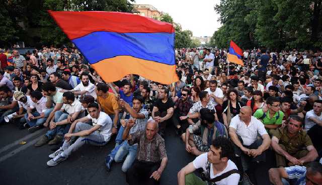 В Ереване манифестанты заблокировали аэропорт